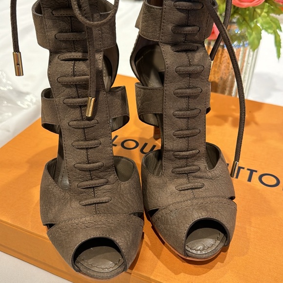 New & Authentic Louis Vuitton Leather Gladiator sandals - Picture 6 of 14